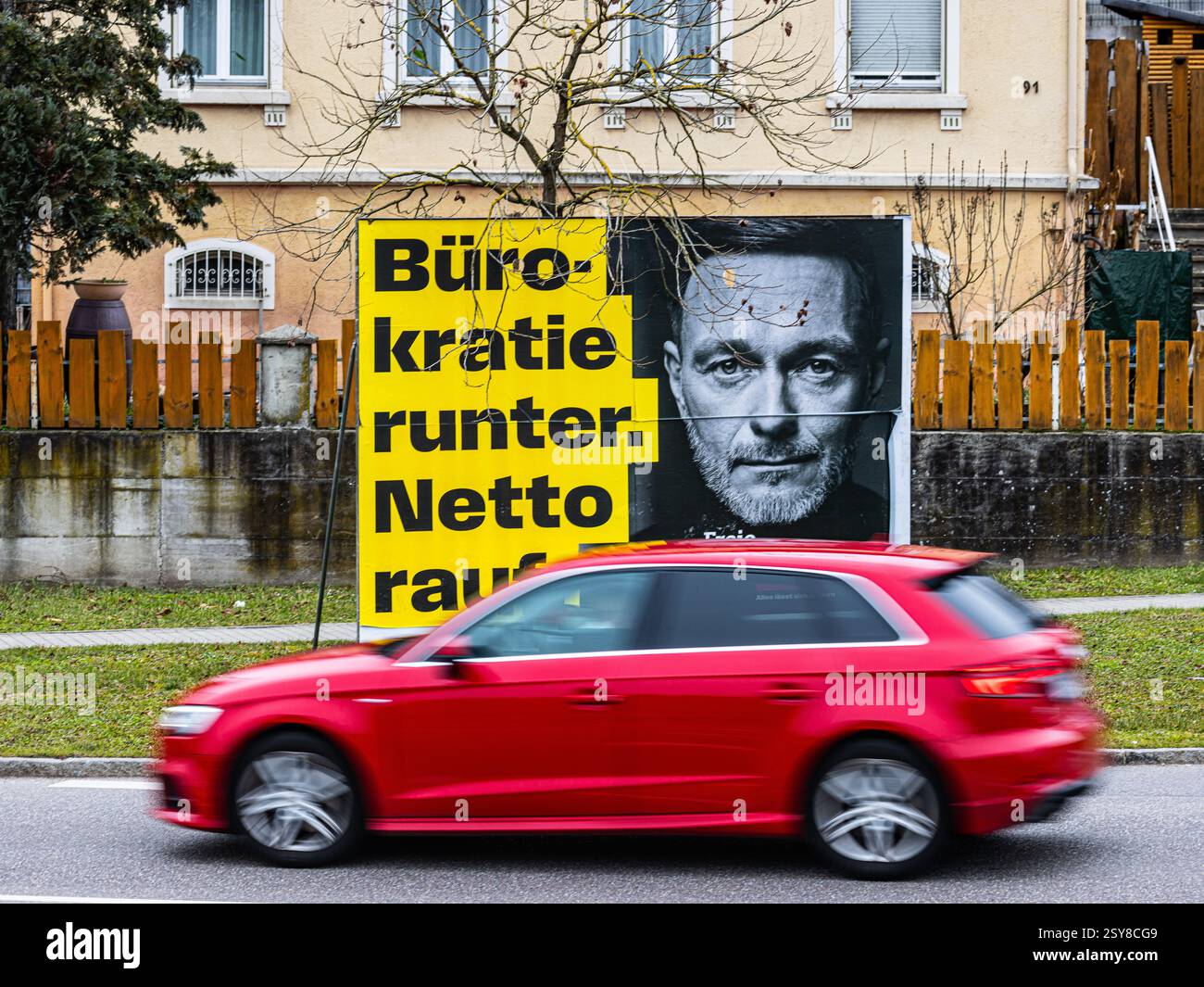 Waldshut-Tiengen, 2. Februar 2025: Auf einem Wahlkampfplakat der FDP wirbt der gescheiterte Finanzminister Christian Lindner für diese Bure Stockfoto