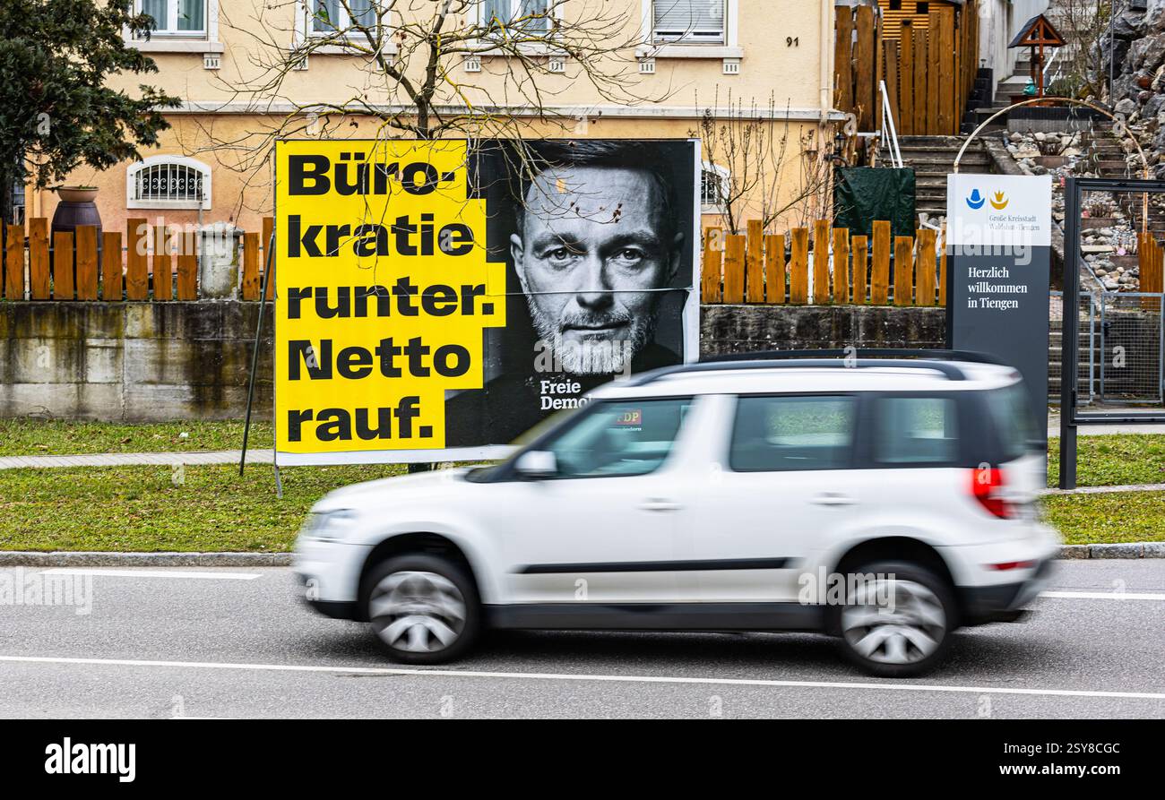 Waldshut-Tiengen, 2. Februar 2025: Auf einem Wahlkampfplakat der FDP wirbt der gescheiterte Finanzminister Christian Lindner für diese Bure Stockfoto