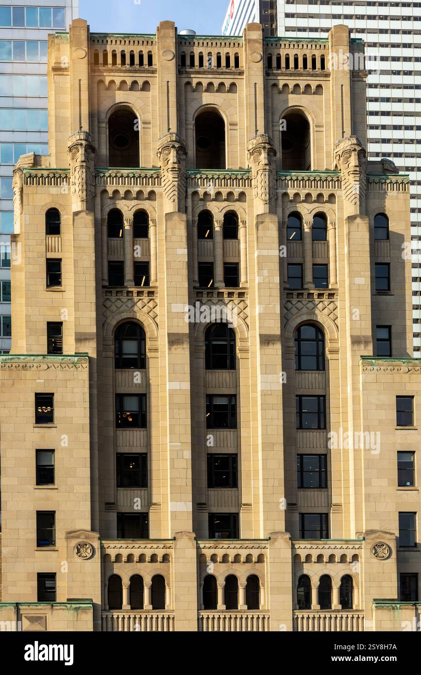 Canada, Ontario, Toronto, Canadian Bank of Commerce Gebäude, erbaut 1929-1931 im Art déco-Stil. Steinköpfe aus geschnitzten Steinen blicken über die Stadt. Das h Stockfoto