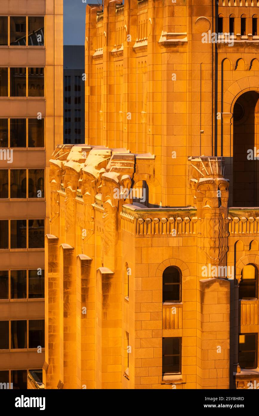 Canada, Ontario, Toronto, Canadian Bank of Commerce Gebäude, erbaut 1929-1931 im Art déco-Stil. Steinköpfe aus geschnitzten Steinen blicken über die Stadt. Das h Stockfoto