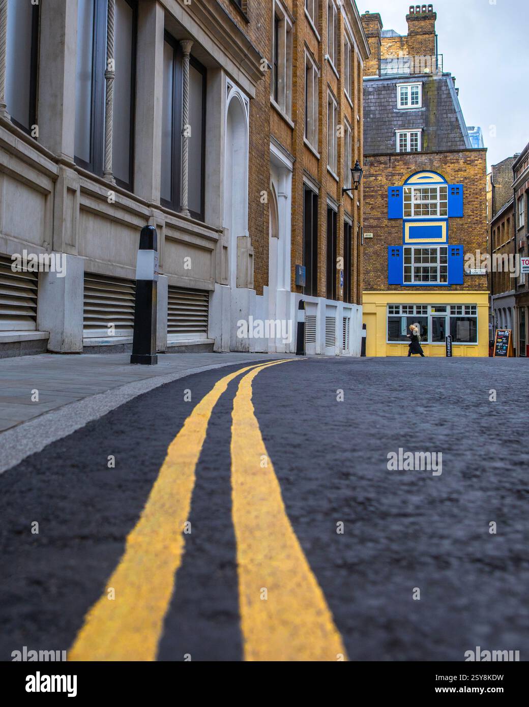 London, UK - 23. März 2023: Ein Blick auf die Carter Lane in der City of London, UK. Stockfoto