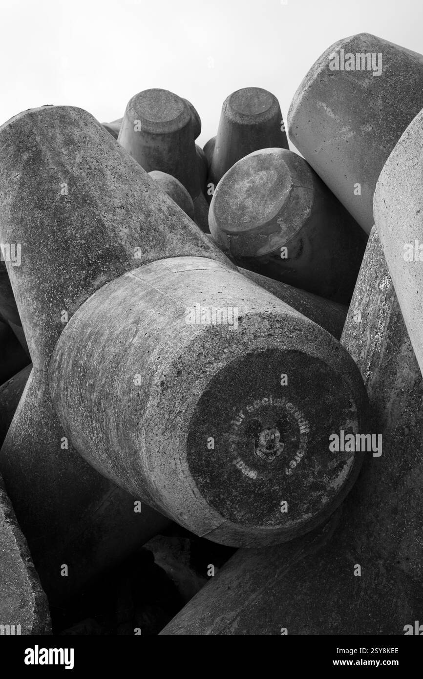 Europa, Portugal, Region Oeste, Peniche, riesige Betonblöcke, die den Küstenschutz entlang der westlichen Hafenmauer bilden (Molhe Oeste) Stockfoto