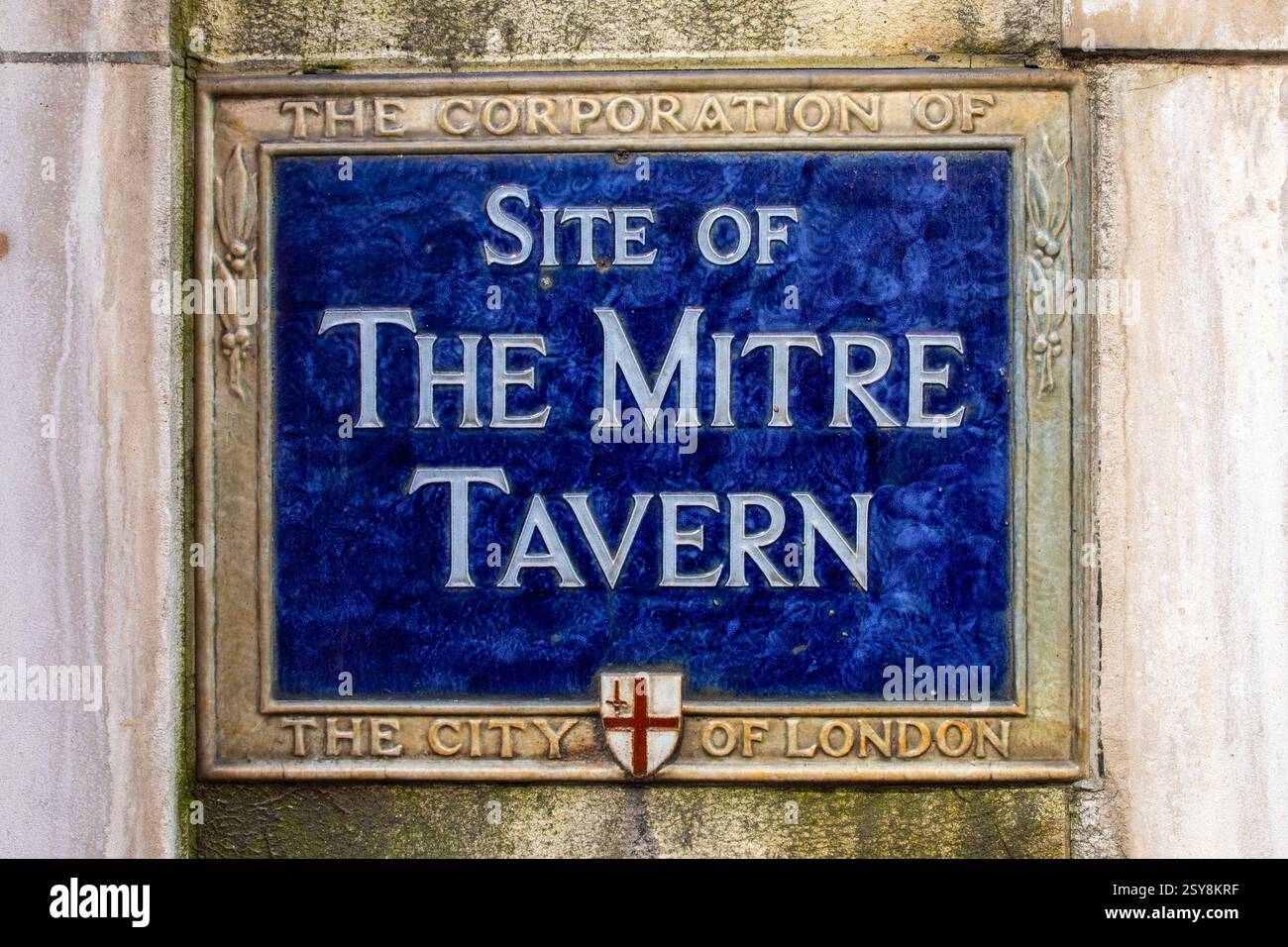 London, UK - 23. März 2023: Eine blaue Plakette markiert den Ort, an dem einst die Mitre Tavern in der Fleet Street in London stand. Stockfoto