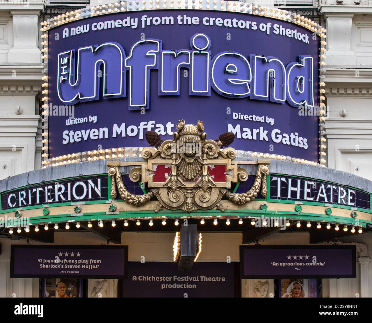 London, UK - 23. März 2023: Die Billboard für den Unfreund, über dem Eingang zum historischen Criteria Theatre, auf Piccadilly in London, Großbritannien. Stockfoto