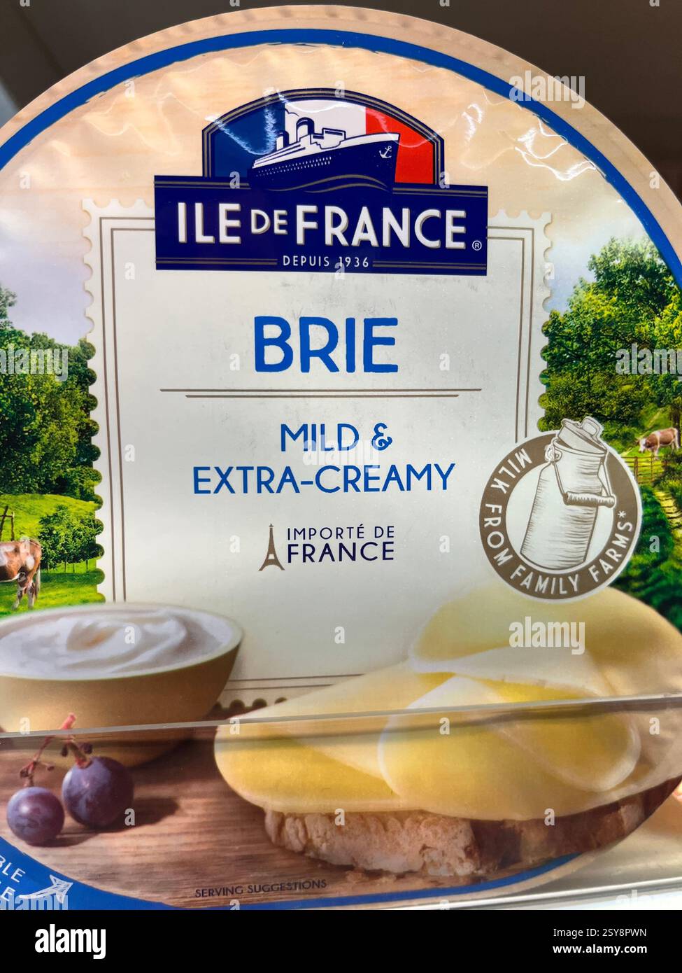 Packung mit mildem und extra cremigem Brie-Käse von Ile de France, französischem Milchprodukt im Supermarkt, Käse von Ile de France, Premium-Käse Stockfoto