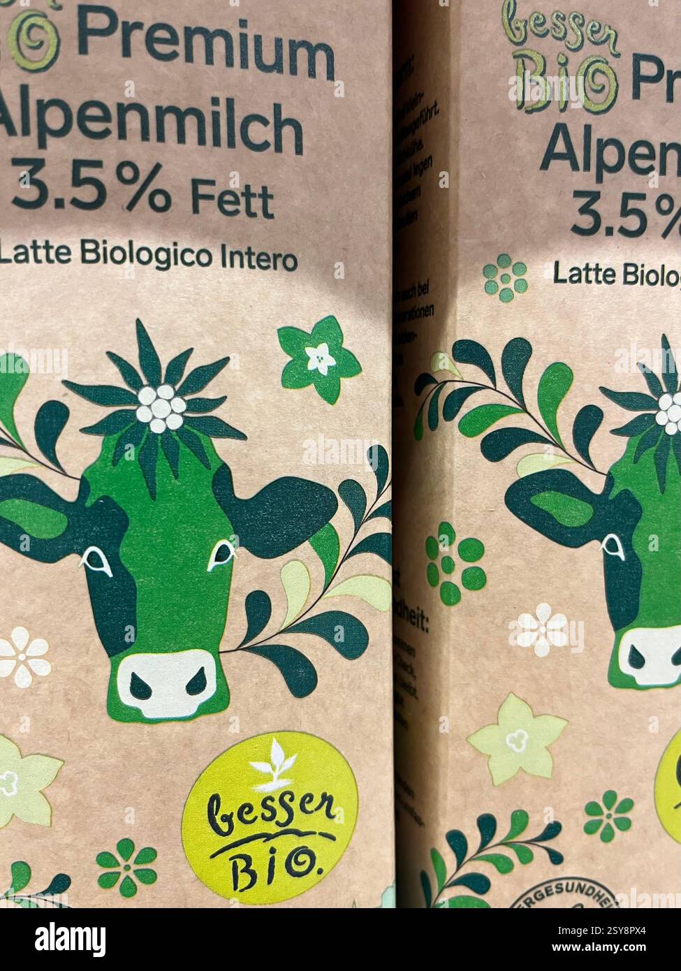 Bio Premium Bio Alpenkuhmilch von SalzburgMilch im Supermarktregel, unter der Marke Alpenmilch, österreichisches Milchprodukt mit umweltfreundlichem Label - Smartphone-aufgenommenes Stockfoto