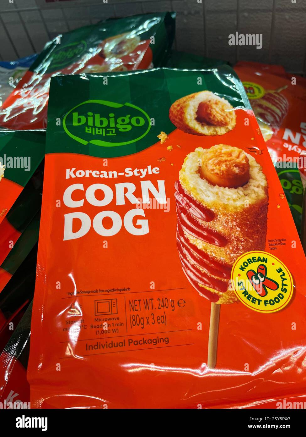 Koreanischer Maishund von Bibigo im Supermarkt, koreanische Küche, Tiefkühltruhe, verpackte Tiefkühlkost, asiatische gefrorene Snacks - Smartphone-aufgenommenes Stockfoto