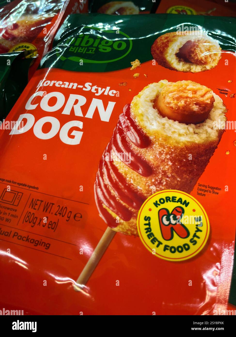Gefrorener Maishund nach koreanischer Art von Bibigo, knusprige Snacks, bereit zum Kochen aus dem Tiefkühlfach, authentisches koreanisches Street Food, asiatische Küche - Smartphone-aufgenommenes Stockfoto