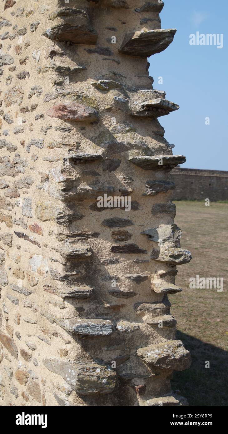 Nahaufnahme einer Pause in einer alten Festungsmauer, die verwittertes Steinwerk und historische Schäden enthüllt und den Verlauf der Zeit und Architektur veranschaulicht Stockfoto
