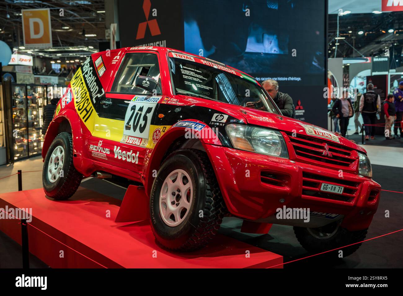 Exotisches Rallyefahrzeug auf der internationalen Motorsport expo mit innovativem Automobildesign und aufregender Rennkultur Stockfoto