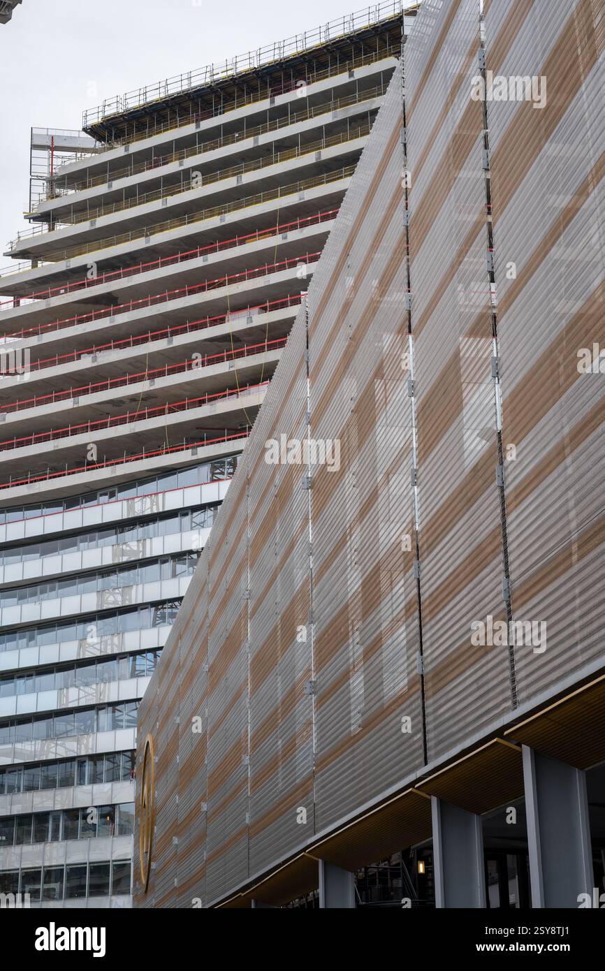 Moderne Architektur präsentiert innovatives Design in urbaner Landschaft mit markanten Linien und dynamischen Texturen in einem zeitgenössischen Stadtbild Stockfoto