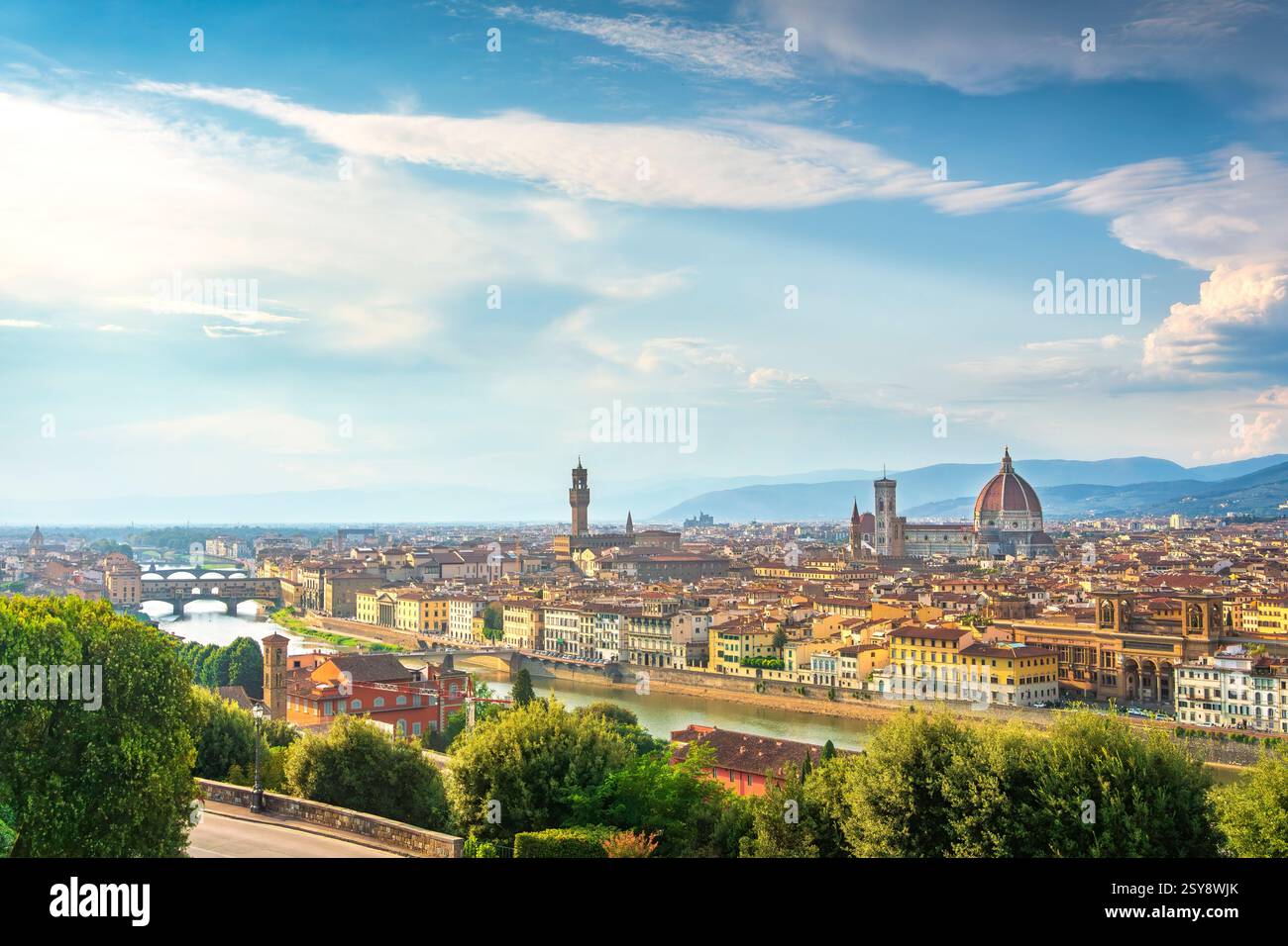 Florenz oder Florenz Luftbild an einem schönen Tag. Panoramablick vom Piazzale Michelangelo. Ponte Vecchio, Palazzo Vecchio und Cathedral histo Stockfoto