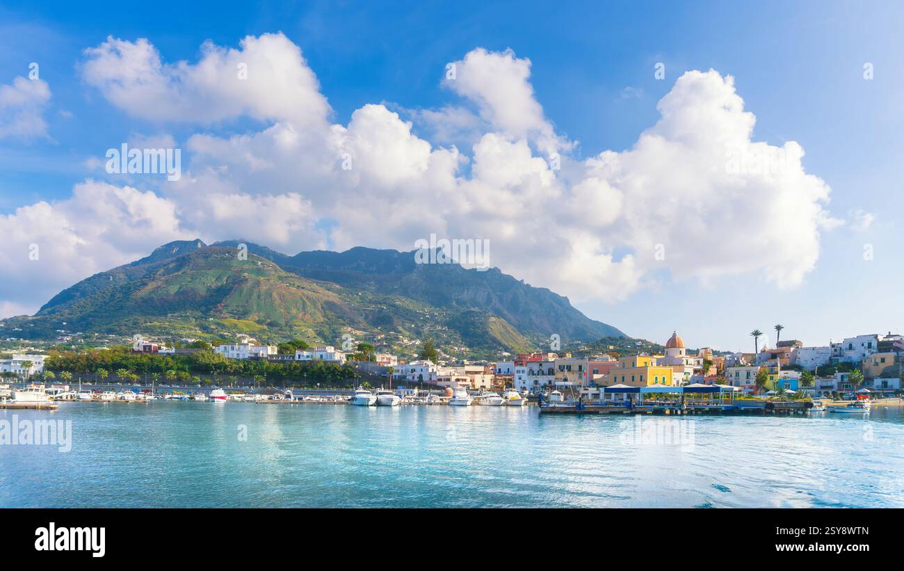 Insel Ischia und Panoramablick auf das Dorf Forio. Reiseziel in den Phlegräischen Inseln Archipel im Golf von Neapel, Region Kampanien, Italien Stockfoto