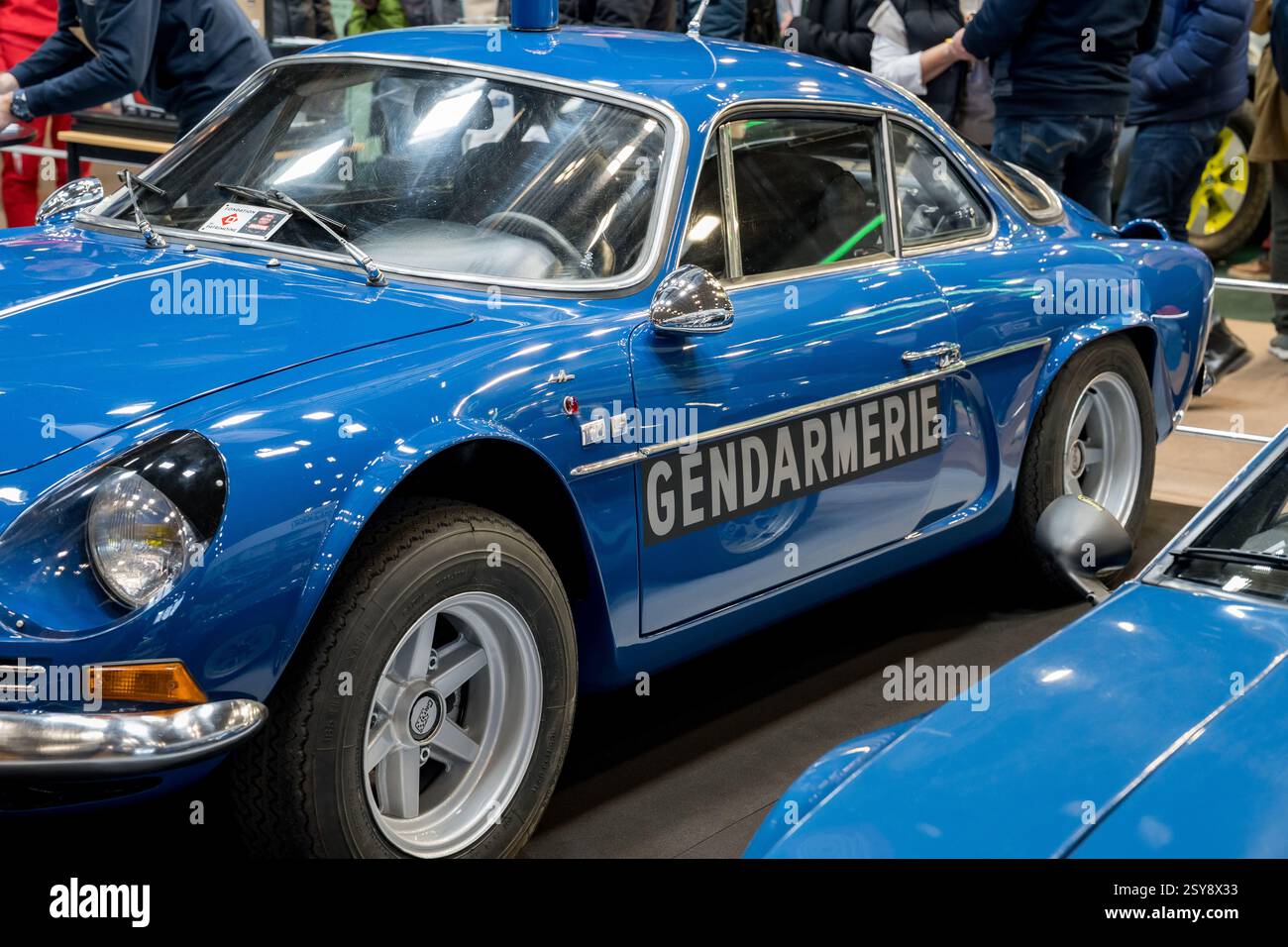 Ein klassisches Gendarmerie-Auto glänzt auf einer Oldtimer-Ausstellung in Frankreich mit leuchtendem Blau und Retro-Design Stockfoto