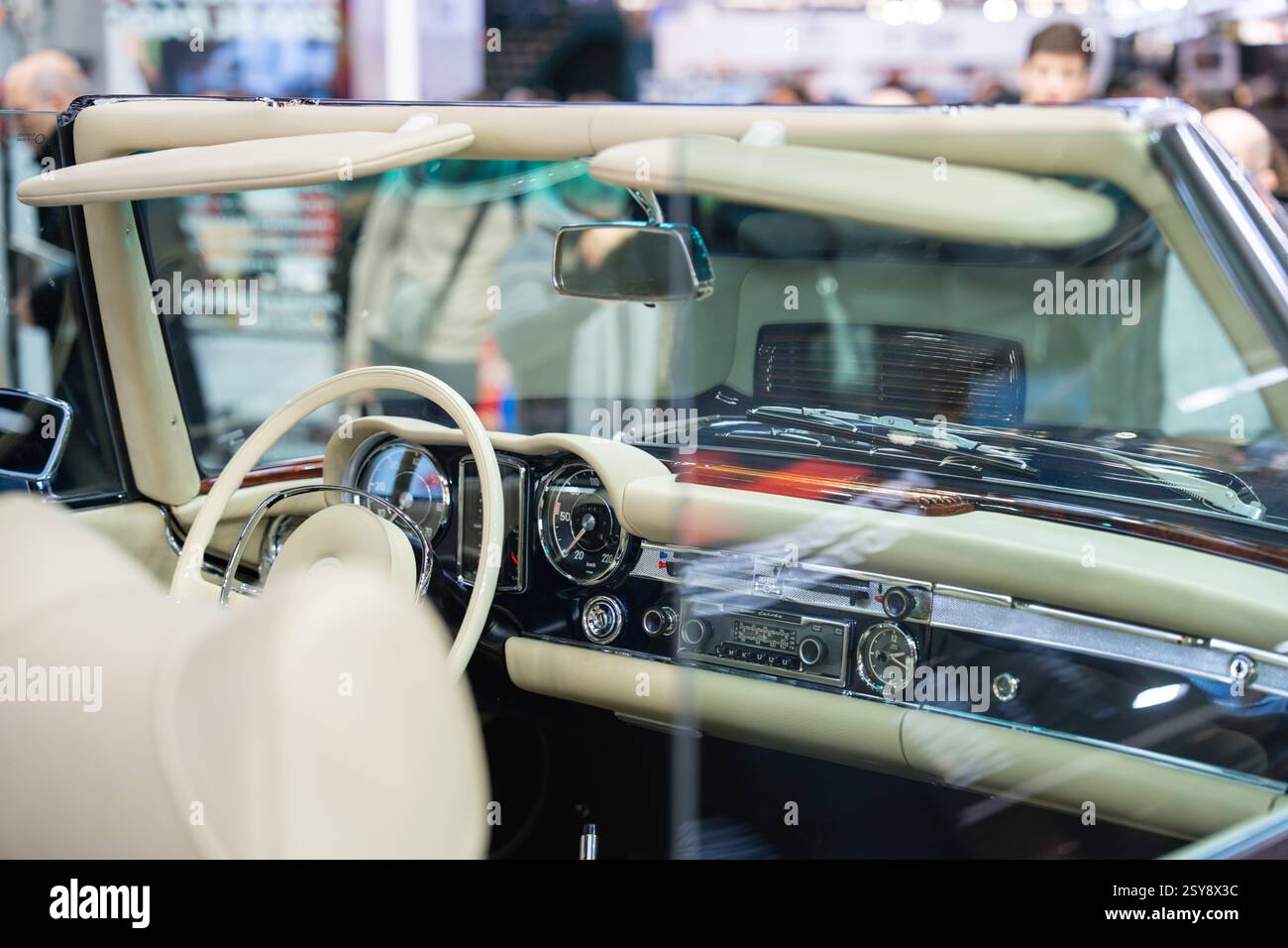 Das klassische Cabriolet-Interieur zeigt zeitlose Eleganz und Vintage-Charme auf einer Autoshow und lädt die nostalgische Wertschätzung von Autoliebhabern ein Stockfoto
