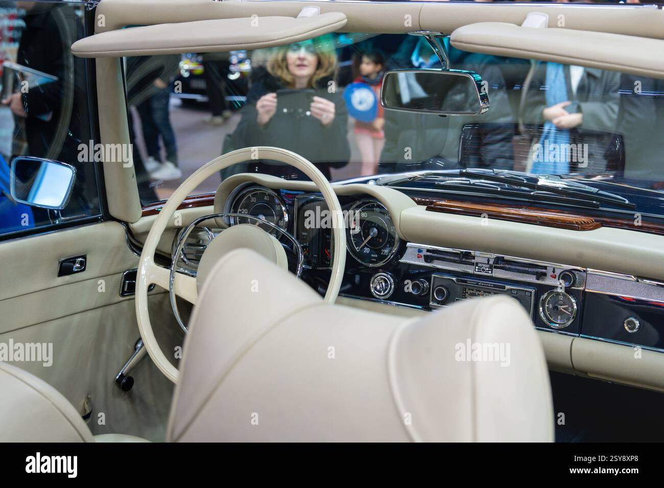 Das klassische Cabriolet-Interieur zeigt zeitloses Design auf einer Autoshow und fängt Eleganz und Nostalgie ein Stockfoto