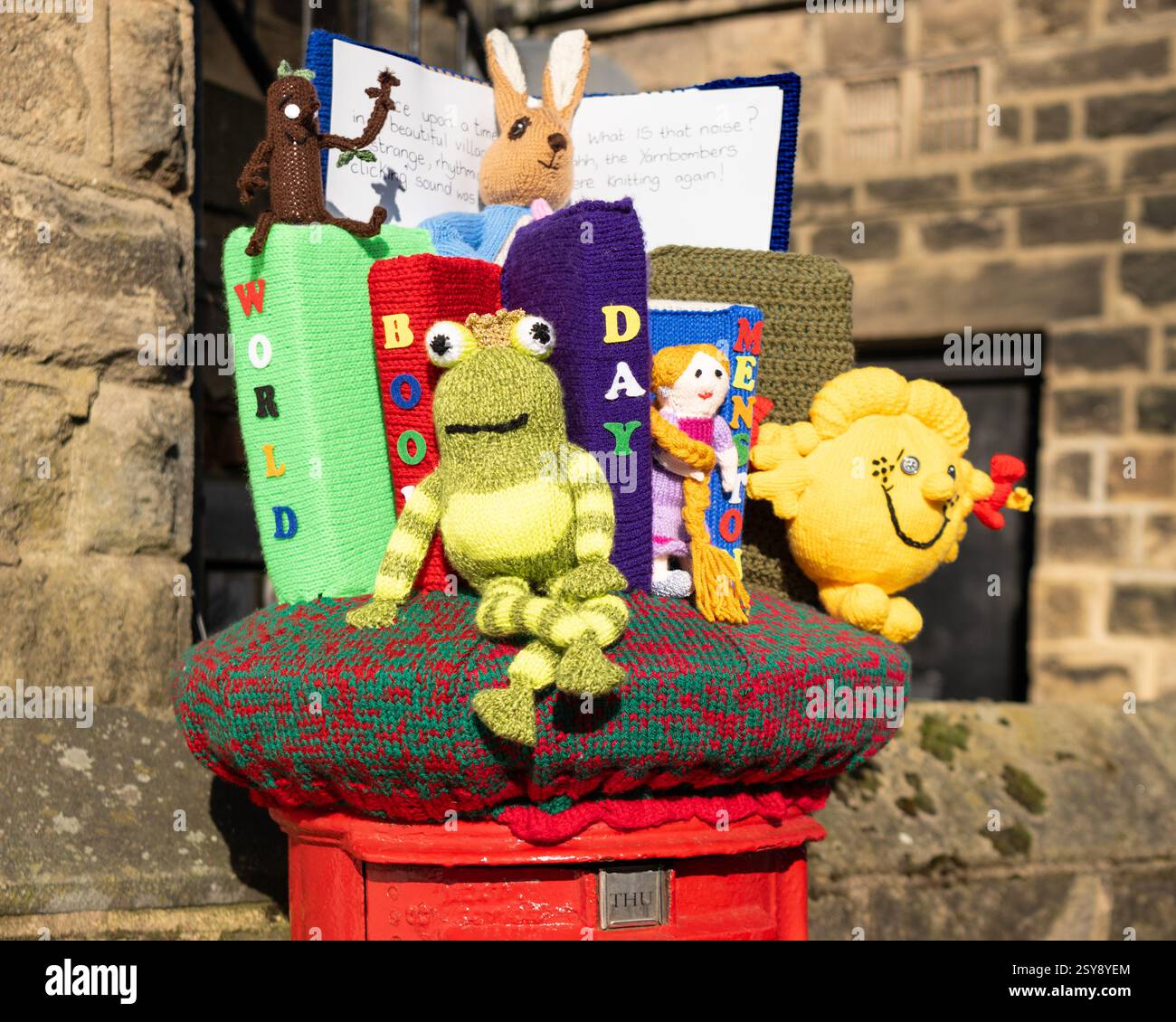 World Book Day 2025 - Garn Bombenanschlag Postkisten-Topper anlässlich des World Book Day, Menston, Ilkley, West Yorkshire, England, UK Stockfoto