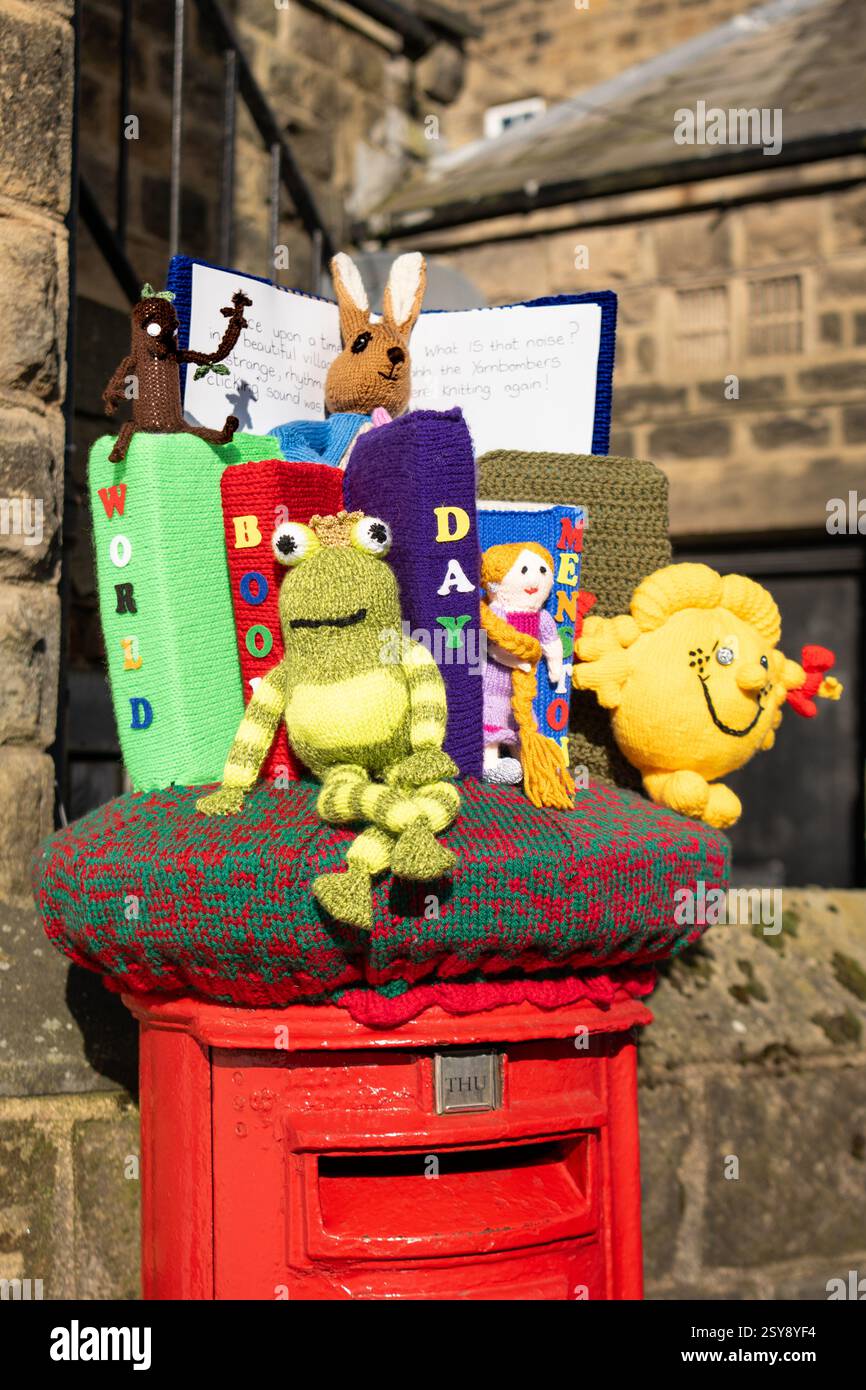 World Book Day 2025 - Garn Bombenanschlag Postkisten-Topper anlässlich des World Book Day, Menston, Ilkley, West Yorkshire, England, UK Stockfoto