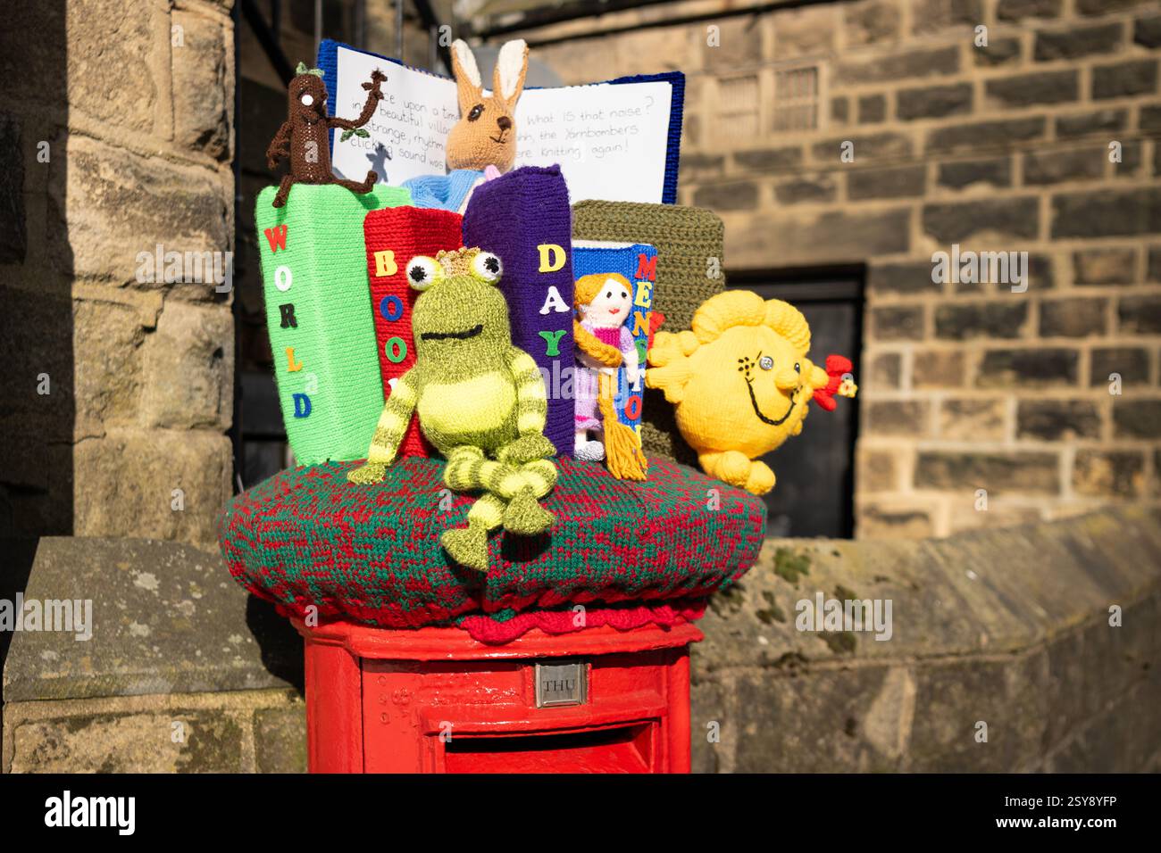 World Book Day 2025 - Garn Bombenanschlag Postkisten-Topper anlässlich des World Book Day, Menston, Ilkley, West Yorkshire, England, UK Stockfoto