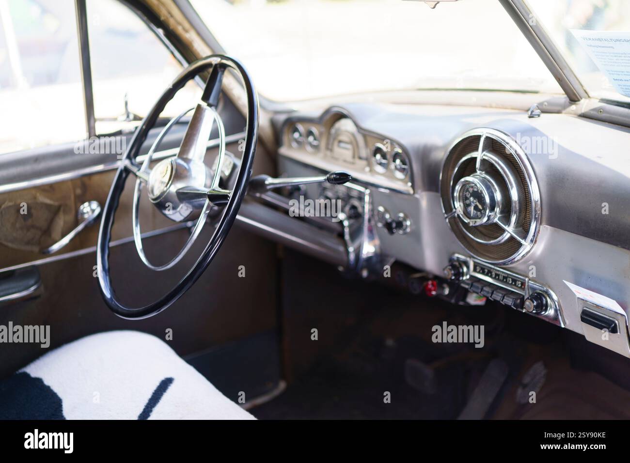 Iserlohn Gruermannscheide, NRW, Deutschland. Juli 2024. Das Interieur eines Pontiac Chieftain aus den 1950er Jahren auf einer Oldtimer-Ausstellung im Sommer. Stockfoto