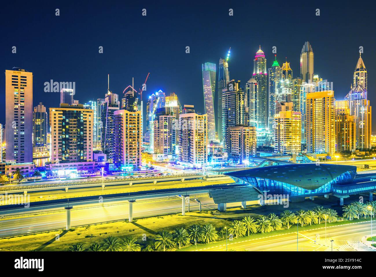 Dubai Marina VAE berühmt, schöne Fotos am Himmel Stockfoto