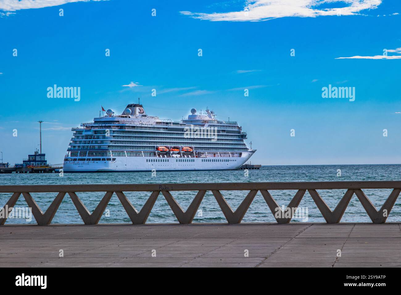 Puerto Madryn, Argentinien - 17. Dezember 2024: Das Kreuzfahrtschiff legt am Pier an und wartet auf die Rückkehr der Gäste. Stockfoto