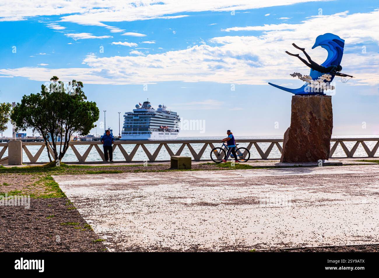 Puerto Madryn, Argentinien - 17. Dezember 2024: Eine Skulptur am Ufer des Golfo Nuevo mit einem Kreuzfahrtschiff im Hintergrund. Stockfoto