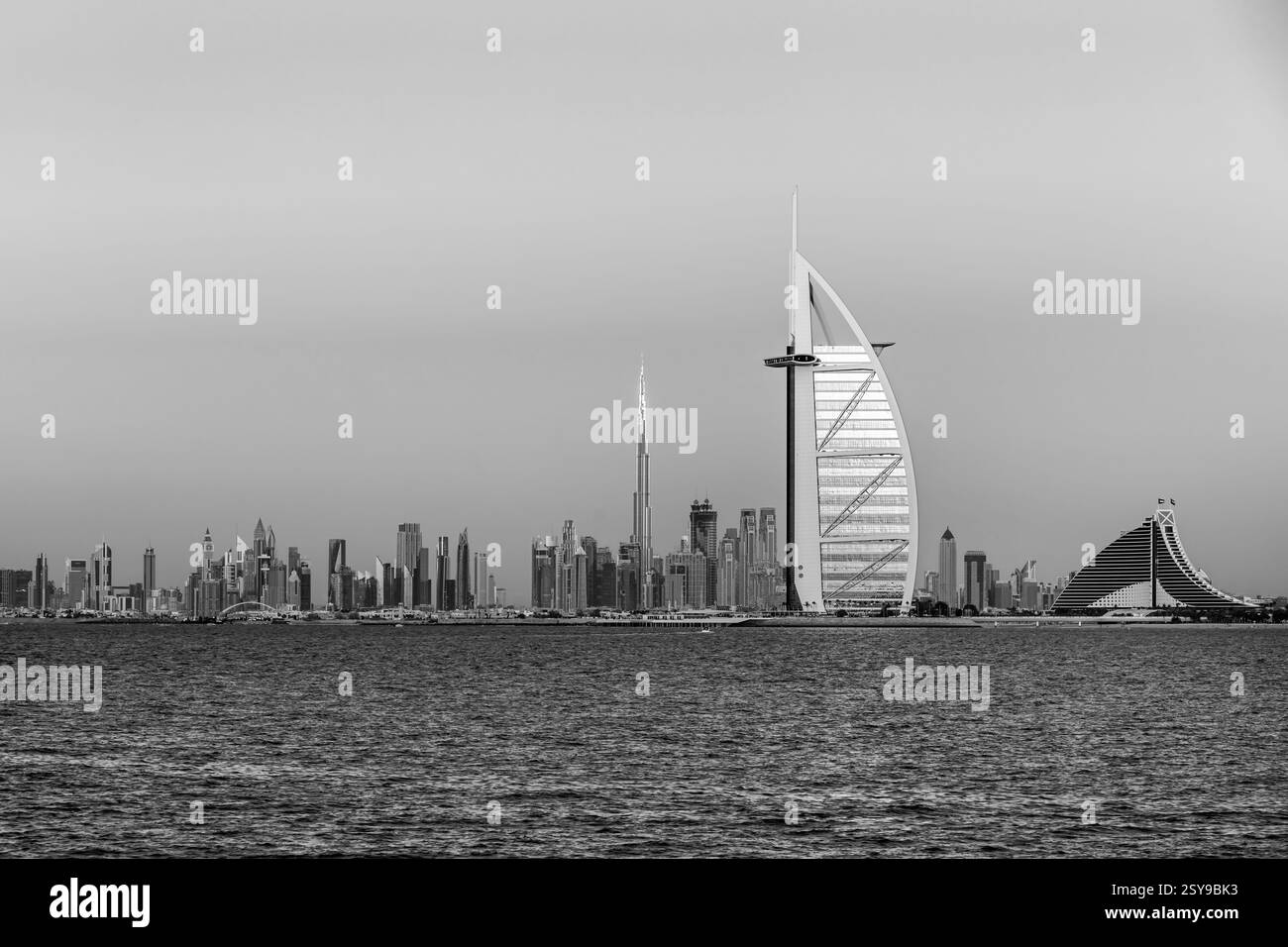 Dubai - fantastischer Nachtblick über die Skyline des Stadtzentrums und den berühmten Jumeirah Beach, Vereinigte Arabische Emirate Stockfoto