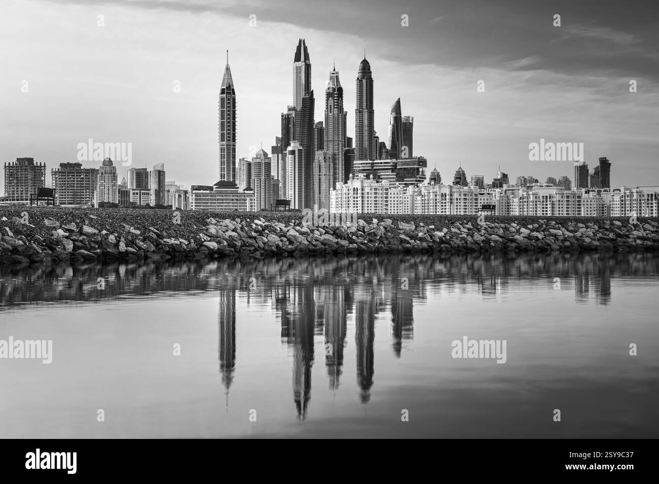 DUBAI, UNITED ARAB EMIRATES: Wunderschöne Innenstadt von Dubai bei Sonnenuntergang, Dubai, Vereinigte Arabische Emirate, Downtown, fantastische Skyline des Stadtzentrums mit luxuriösem Himmel Stockfoto