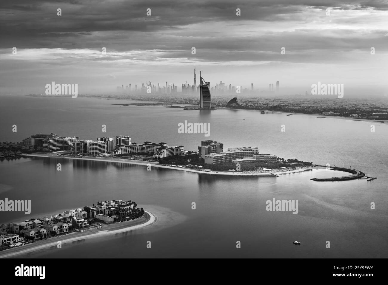DUBAI, UNITED ARAB EMIRATES: Wunderschöne Innenstadt von Dubai bei Sonnenuntergang, Dubai, Vereinigte Arabische Emirate, Downtown, fantastische Skyline des Stadtzentrums mit luxuriösem Himmel Stockfoto