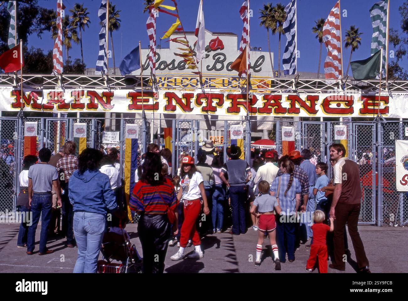 Die Besucher betreten den Rose Bowl in Pasadena für ein Flohmarkt-Event in Pasadena, Kalifornien, USA Stockfoto