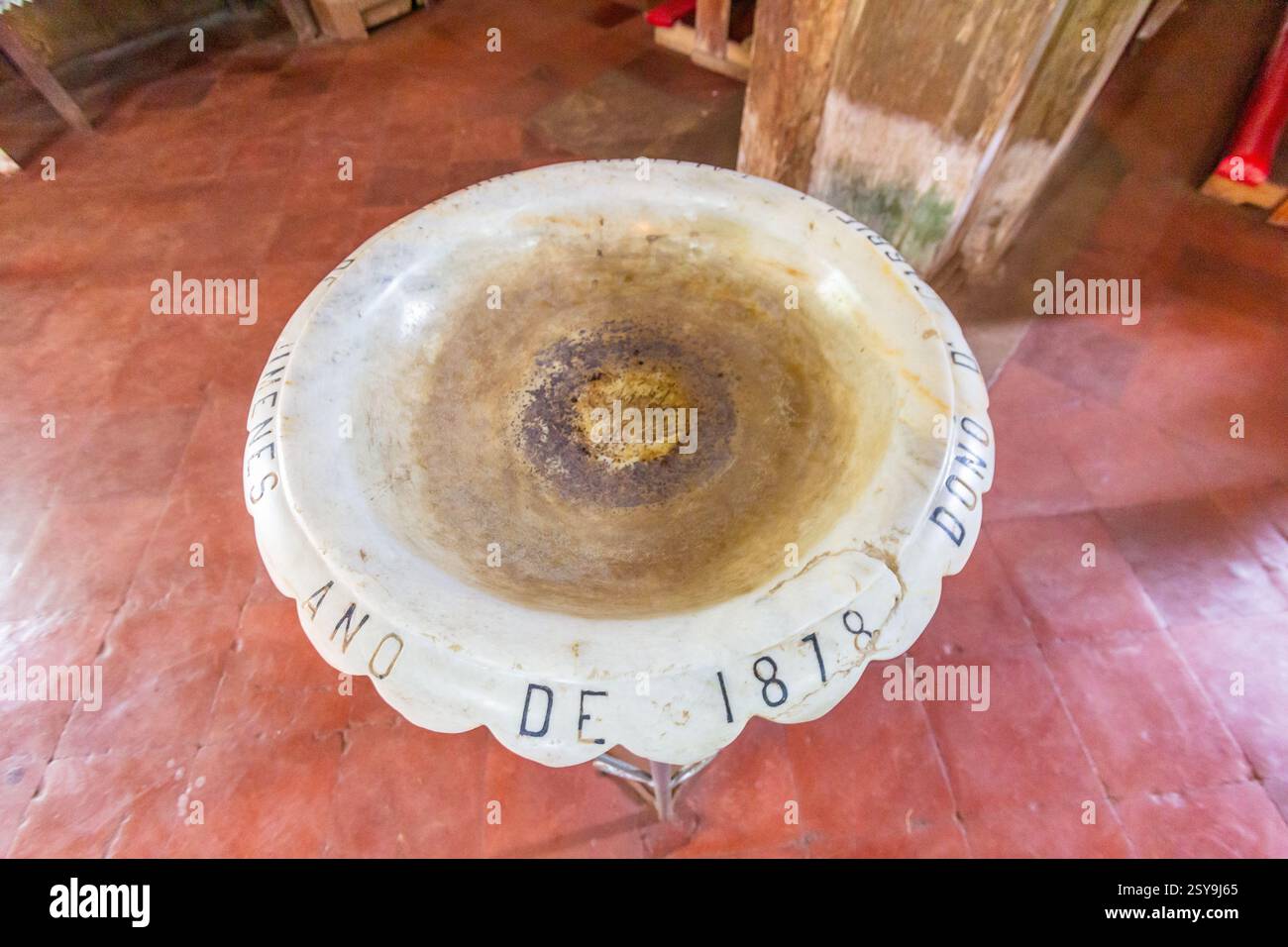 Antike Marmor-Weihwasserfontäne mit kunstvollen Schnitzereien in der Jimenez Church Mindanao Philippines, hergestellt im Jahr 1878 Stockfoto