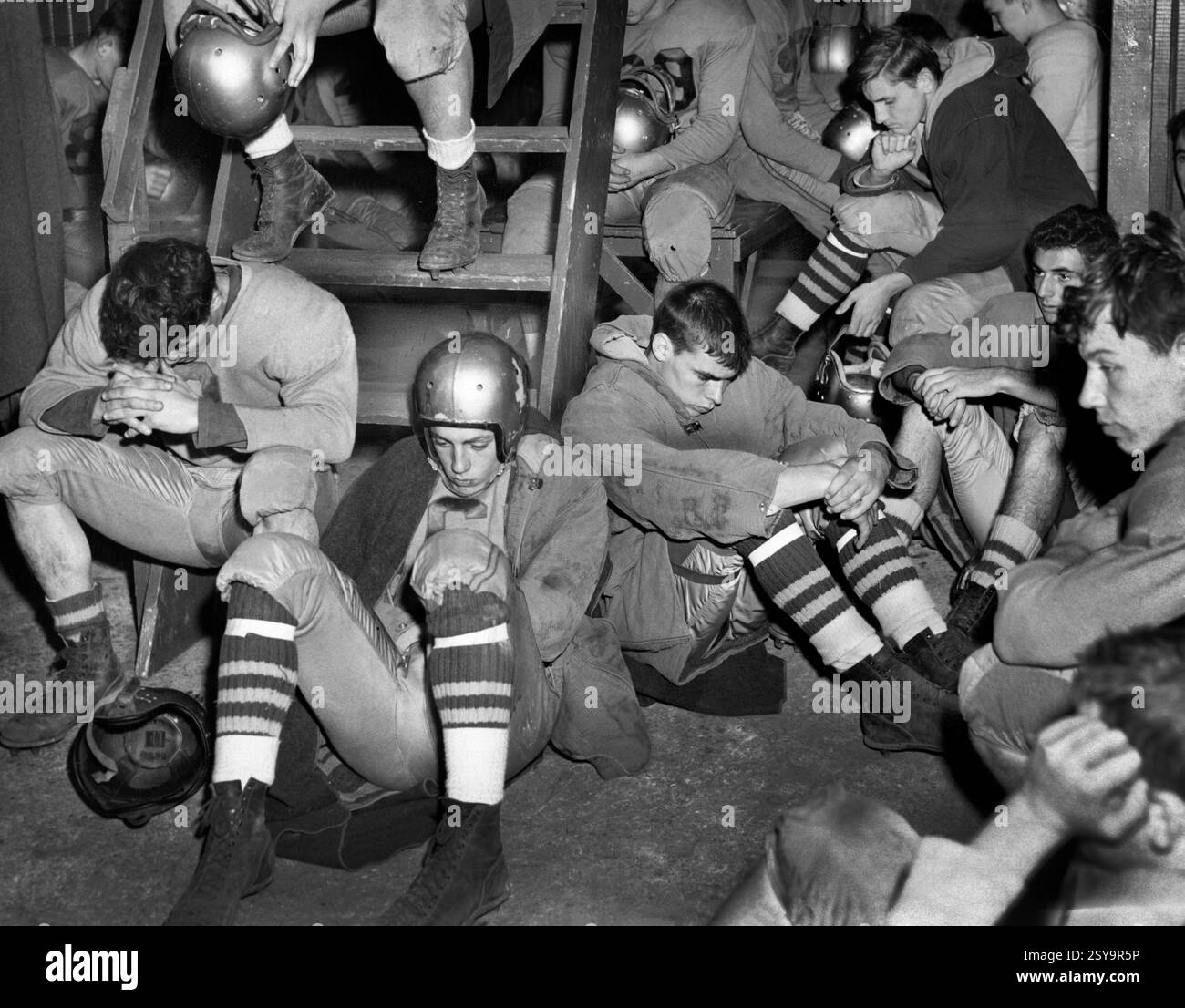 Düstere Highschool-Fußballmannschaft in der Halbzeit in der Umkleidekabine, Freeport, New York, USA, Walter Albertin, New York World-Telegram and the Sun Newspaper Photograph Collection, 1950 Stockfoto