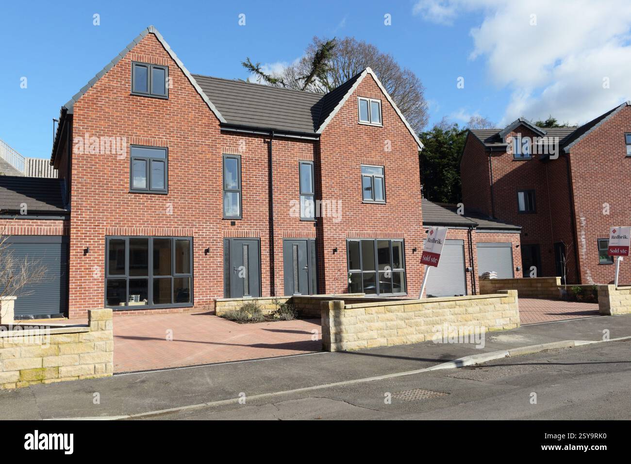 Neu gebaute Häuser im Vorort Woodseats Sheffield England Großbritannien neu gebaute Häuser Wohnbau Garten Greif Stockfoto