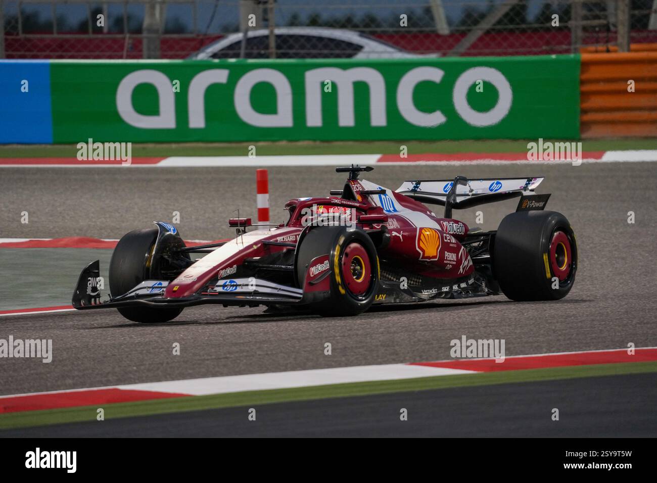 27.02.2025, Bahrain. , . International Circuit, Sakhir, Formel-1-Test Bahrain 2025, Lewis Hamilton (GBR) - Scuderia Ferrari - Ferrari SF-25 - Ferrari (Foto: Alessio de Marco/SIPA USA) Credit: SIPA USA/Alamy Live News Stockfoto