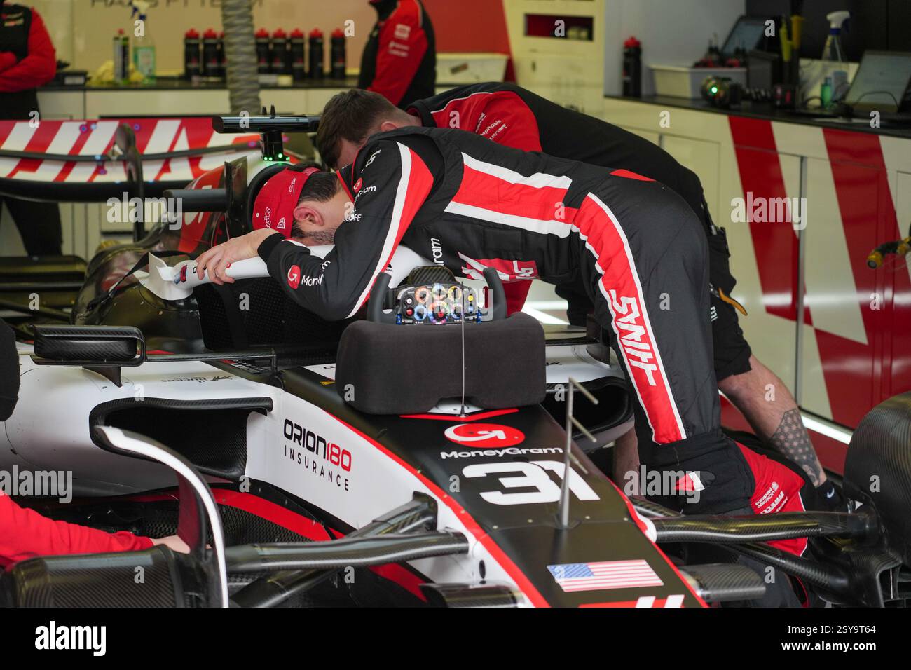 27.02.2025, Bahrain. , . International Circuit, Sakhir, Formel-1-Test Bahrain 2025, Esteban Ocon (FRA) - Haas F1-Team - Haas VF-25 - Ferrari (Foto: Alessio de Marco/SIPA USA) Credit: SIPA USA/Alamy Live News Stockfoto