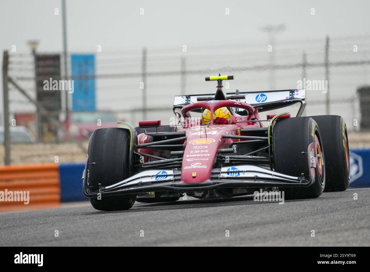 27.02.2025, Bahrain. , . International Circuit, Sakhir, Formel-1-Test Bahrain 2025, Lewis Hamilton (GBR) - Scuderia Ferrari - Ferrari SF-25 - Ferrari (Foto: Alessio de Marco/SIPA USA) Credit: SIPA USA/Alamy Live News Stockfoto