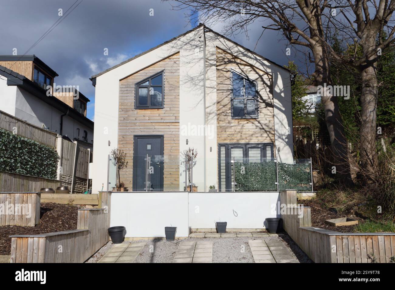 Neu gebautes Haus im Vorort Woodseats Sheffield England Großbritannien neu gebautes Haus Wohnbau Entwicklungsgarten ergreifen zeitgenössische Anwesen Stockfoto