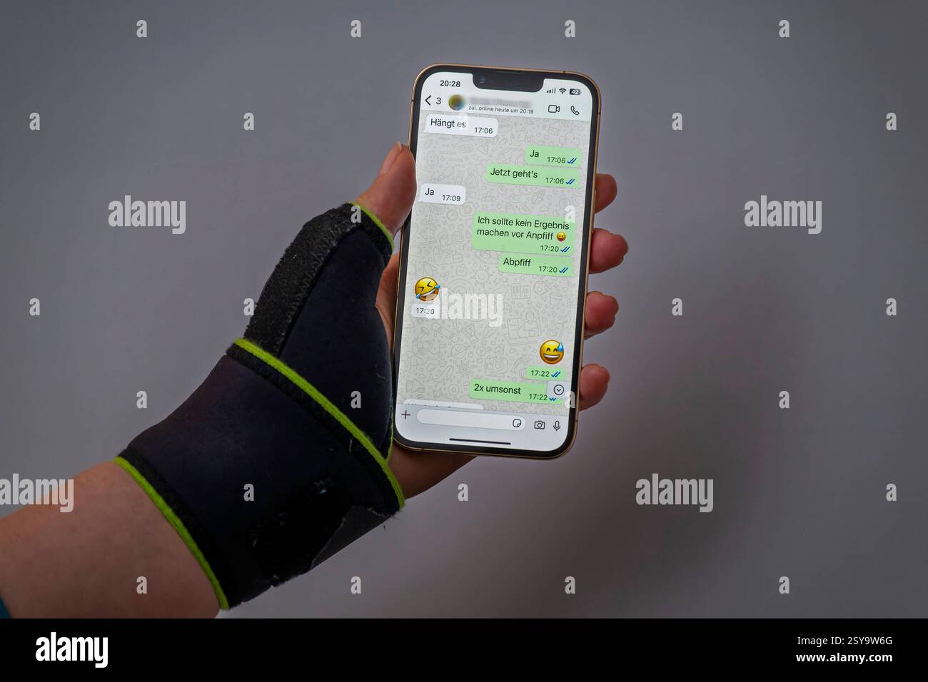 27.02.2025, Thema Smartphone-Nutzung, Frau mit einem Apple iPhone13 in der Hand, die wegen eines Handy-Daumens bandagiist. 27.02.2025, Smartphone 27.02.2025, Smartphone *** 27 02 2025, Thema Smartphone-Nutzung, Frau mit einem Apple iPhone13 in der Hand wegen HandyDaumen verbunden 27 02 2025, Smartphone 27 02 2025, Smartphone Stockfoto