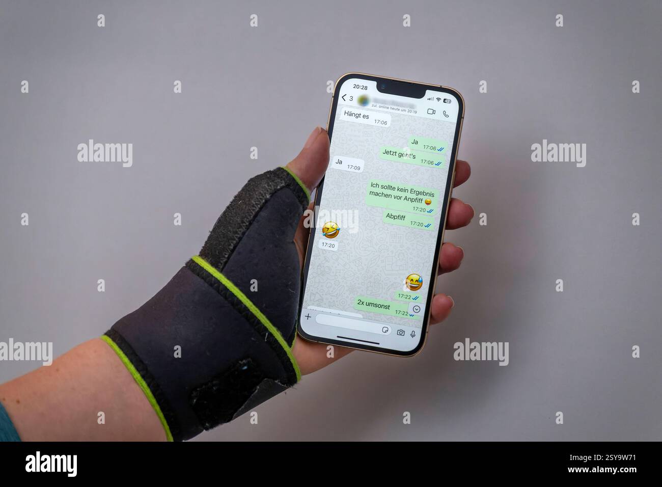 27.02.2025, Thema Smartphone-Nutzung, Frau mit einem Apple iPhone13 in der Hand, die wegen eines Handy-Daumens bandagiist. 27.02.2025, Smartphone 27.02.2025, Smartphone *** 27 02 2025, Thema Smartphone-Nutzung, Frau mit einem Apple iPhone13 in der Hand wegen HandyDaumen verbunden 27 02 2025, Smartphone 27 02 2025, Smartphone Stockfoto
