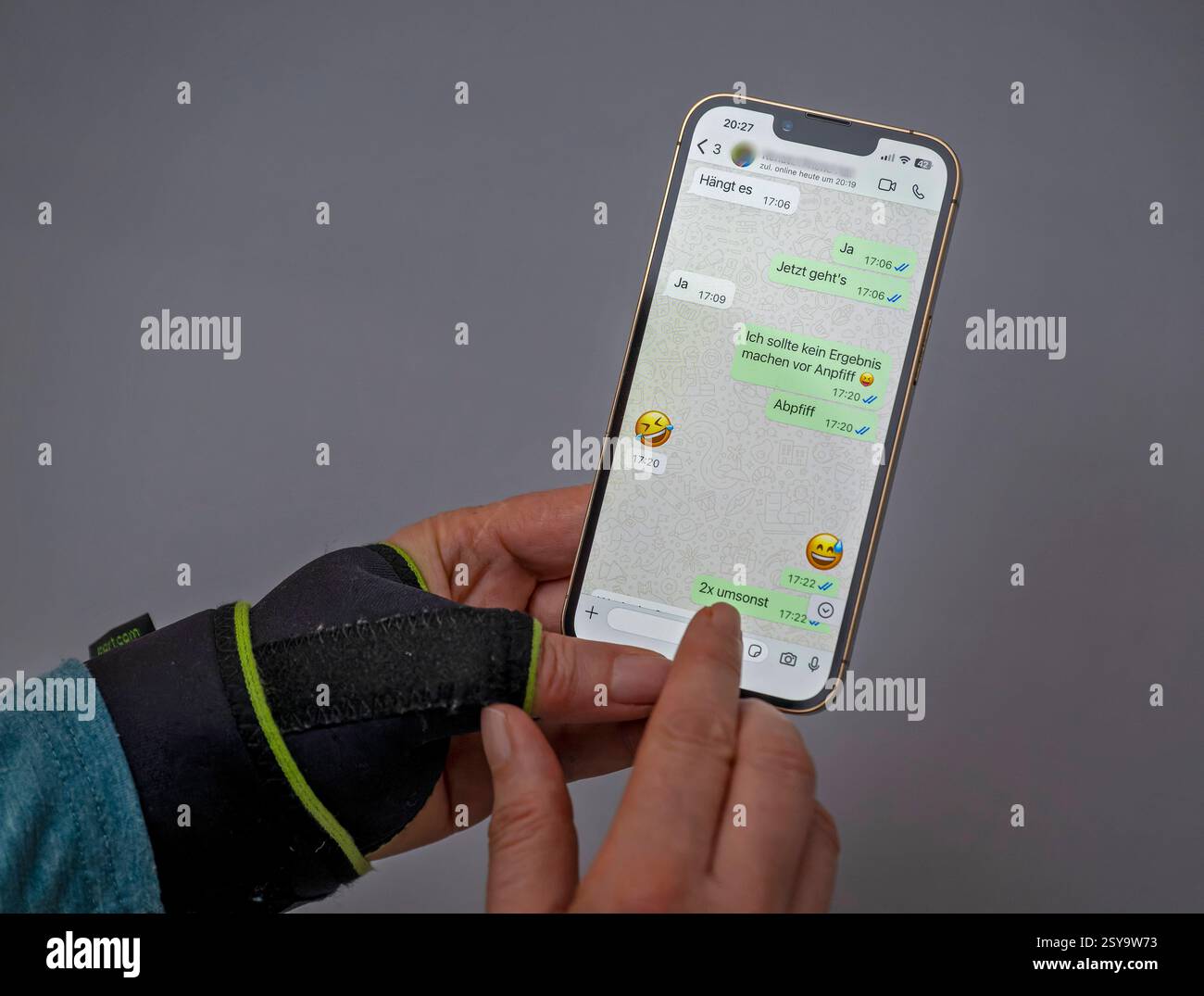 27.02.2025, Thema Smartphone-Nutzung, Frau mit einem Apple iPhone13 in der Hand, die wegen eines Handy-Daumens bandagiist. 27.02.2025, Smartphone 27.02.2025, Smartphone *** 27 02 2025, Thema Smartphone-Nutzung, Frau mit einem Apple iPhone13 in der Hand wegen HandyDaumen verbunden 27 02 2025, Smartphone 27 02 2025, Smartphone Stockfoto