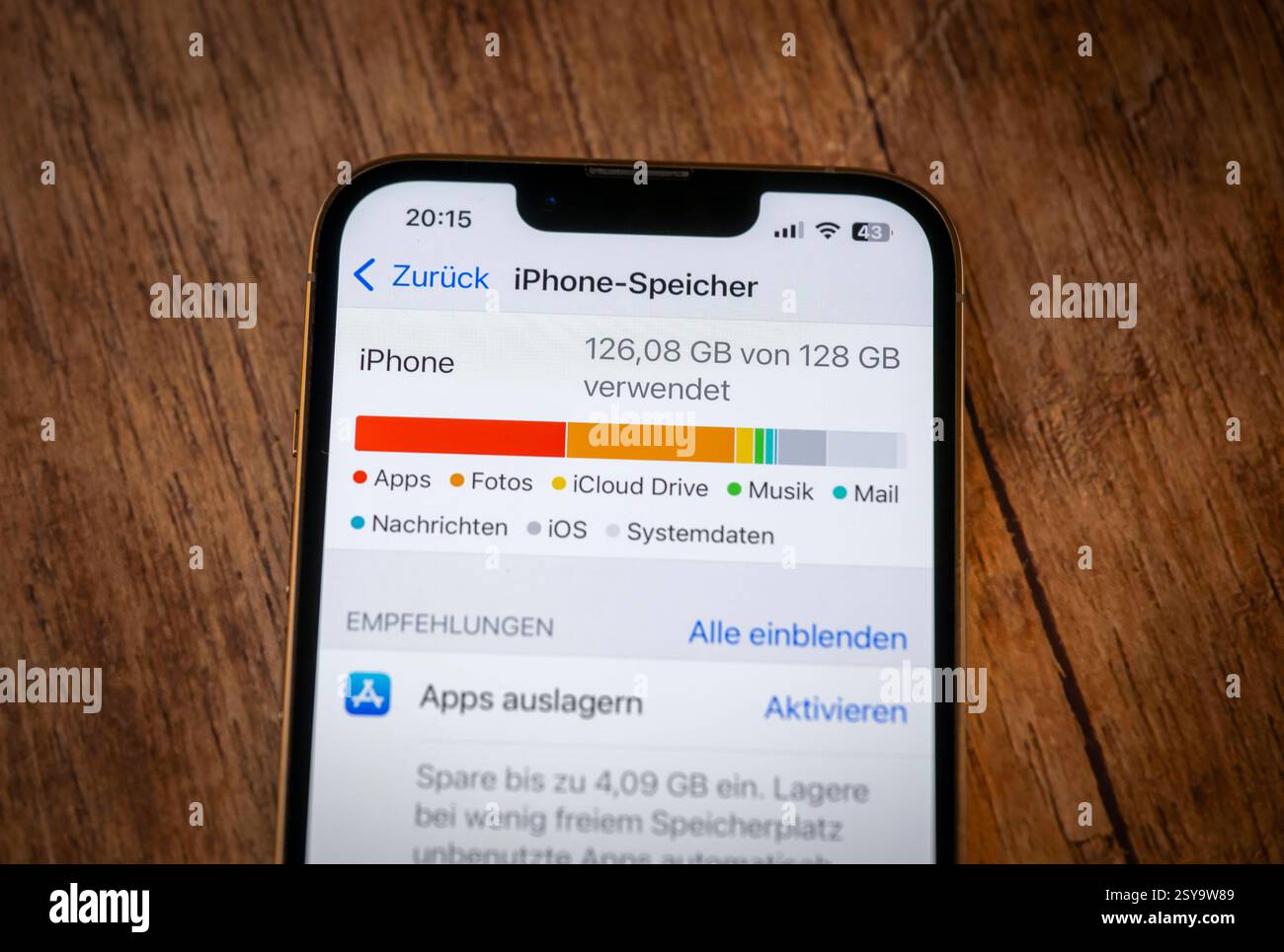 27.02.2025, Thema Smartphone-Nutzung, Apple iPhone13, Speicherbelegung im internen Speicher des Telefones beträgt 126 GB von 128 GB und ist damit fast voll mit Bildern, Apps etc. 27.02.2025, Smartphone 27.02.2025, Smartphone *** 27 02 2025, Thema Smartphone Nutzung, Apple iPhone13, Speicherbelegung im internen Speicher des Telefons beträgt 126 GB von 128 GB und ist damit fast voll mit Bildern, Apps etc. 27 02 2025, Smartphone 27 02 2025, Smartphone Stockfoto