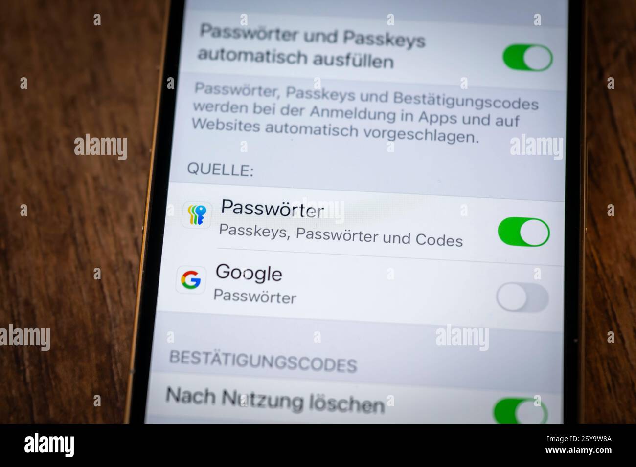 27.02.2025, Thema Smartphone-Nutzung, Apple iPhone13, Passwörter im Passwortmanager automatisch ausfüllen. 27.02.2025, Smartphone 27.02.2025, Smartphone *** 27 02 2025, Smartphone-Nutzung, Apple iPhone13, Passwörter automatisch im Passwortmanager ausfüllen 27 02 2025, Smartphone 27 02 2025, Smartphone Stockfoto