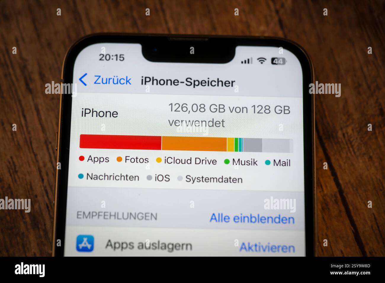 27.02.2025, Thema Smartphone-Nutzung, Apple iPhone13, Speicherbelegung im internen Speicher des Telefones beträgt 126 GB von 128 GB und ist damit fast voll mit Bildern, Apps etc. 27.02.2025, Smartphone 27.02.2025, Smartphone *** 27 02 2025, Thema Smartphone Nutzung, Apple iPhone13, Speicherbelegung im internen Speicher des Telefons beträgt 126 GB von 128 GB und ist damit fast voll mit Bildern, Apps etc. 27 02 2025, Smartphone 27 02 2025, Smartphone Stockfoto