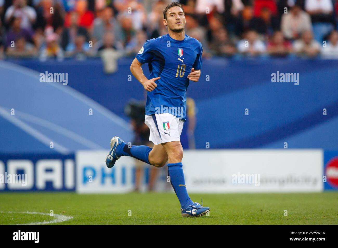 Francesco Totti aus Italien im Kampf gegen die Ukraine am 30. Juni 2006 in Hamburg. Nur redaktionelle Verwendung. Kommerzielle Nutzung verboten. (Foto: Jonathan Paul Larsen / Diadem Images) Stockfoto