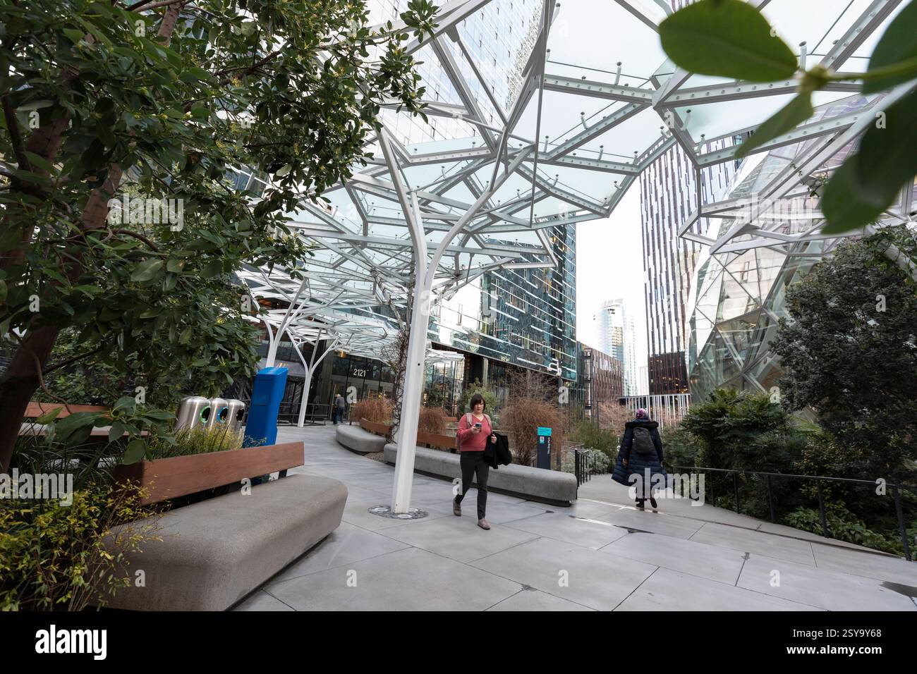 Besucher kommen und gehen am Donnerstag, den 27. Februar 2025, im Gebäude des ersten Tages im Amazon-Hauptquartier in Seattle. Stockfoto