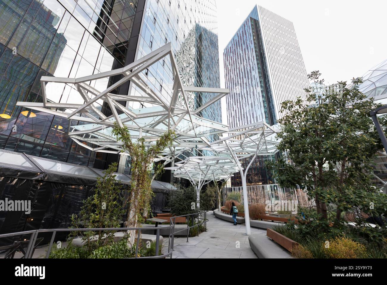 Besucher kommen und gehen am Donnerstag, den 27. Februar 2025, im Gebäude des ersten Tages im Amazon-Hauptquartier in Seattle. Stockfoto