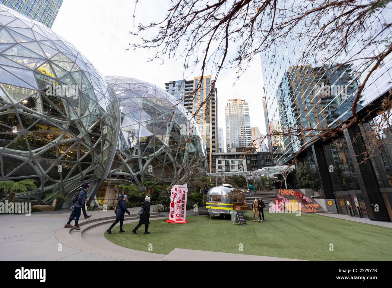Am Donnerstag, den 27. Februar 2025, genießen Besucher den Community Banana Stand in The Spheres im Amazon Headquarters in Seattle. Stockfoto