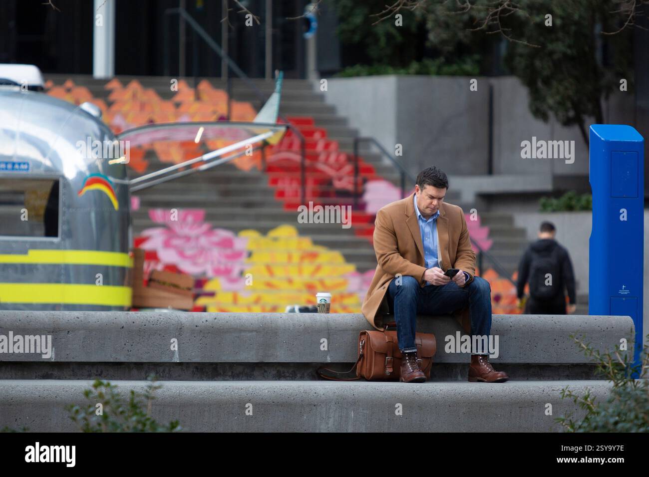 Ein Besucher verbringt am Donnerstag, den 27. Februar 2025, einige Zeit in der plaza at the Spheres im Amazon-Hauptquartier in Seattle. Stockfoto