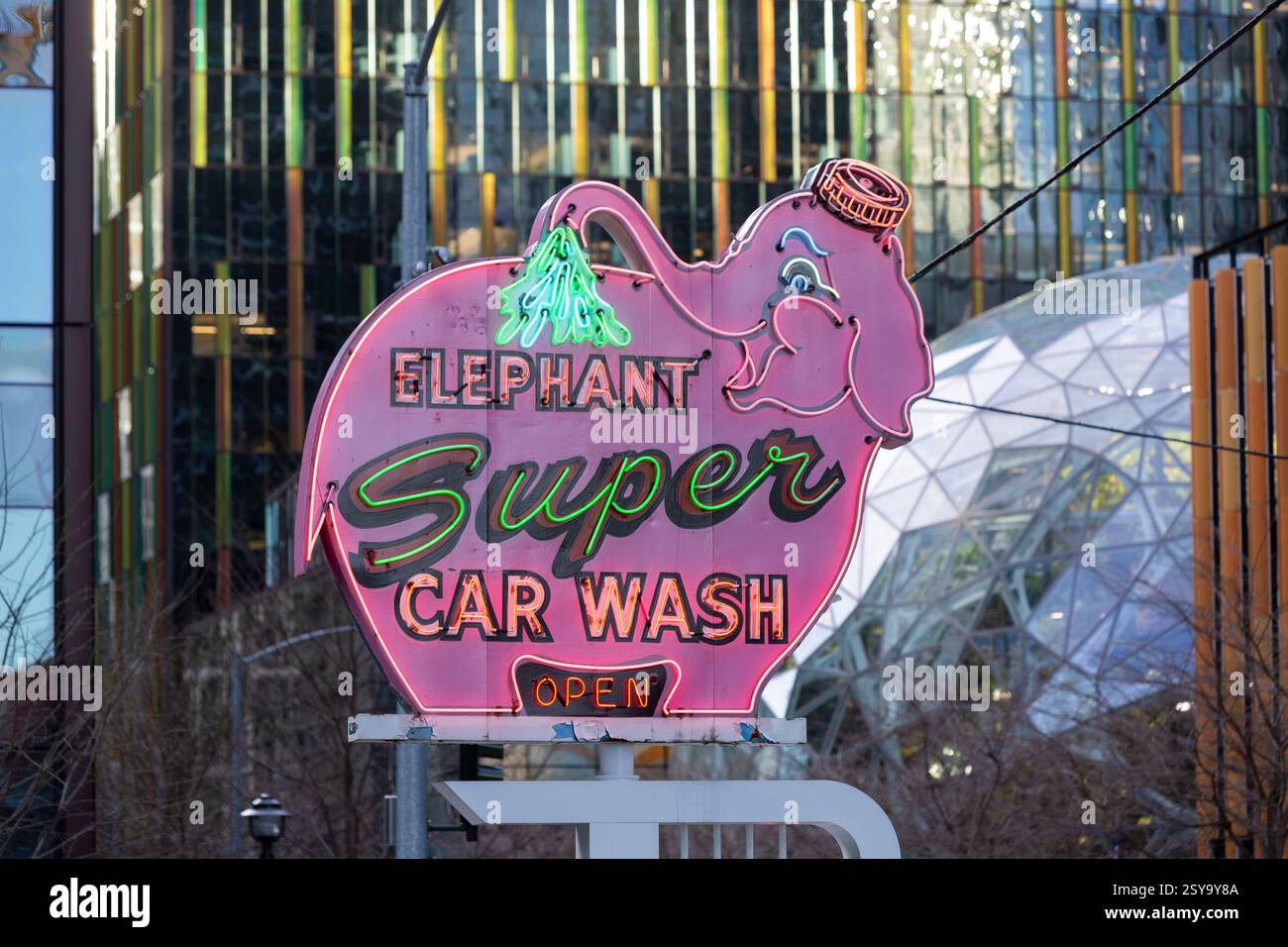 Das Schild Elephant Car Wash, ein beliebtes Wahrzeichen der Region, befindet sich zwischen den Gebäuden des Amazonas Hauptquartiers am Amazonas Nitro South Tower im Denny Triangle in Seattle Stockfoto